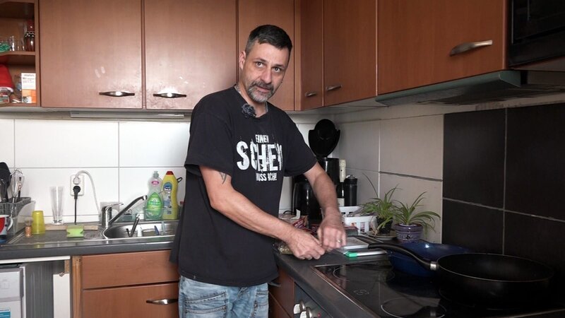 Carsten hat es nicht leicht bei der Wohnungssuche. Als ihm eine potenzielle Bleibe aufgrund seines geistig-behinderten Sohnes abgesagt wird, trifft ihn das sehr. – Bild: RTLZWEI