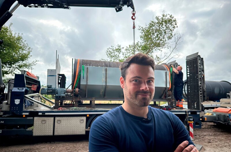 Endlich sind sie da. In großen Maschinen will Jung-Unternehmer Vincent Marnitz das vom Strand entsorgte Seegras trocknen. Seine erste Maschine war noch ein umgebauter Betonmischer. Das Seegras soll später zu Dämmstoff verarbeitet werden. – Bild: NDR/​Katrin Kahlke