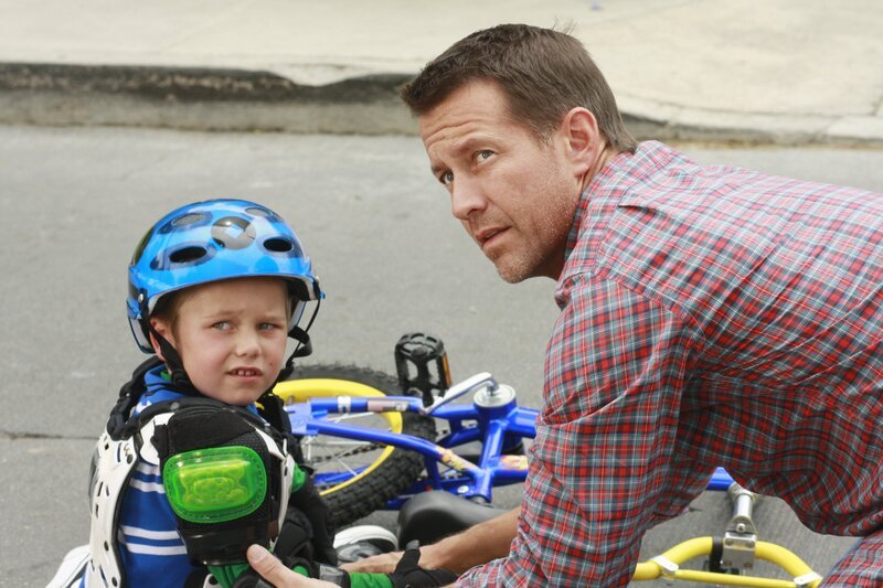 Um bei seinem Sohn zu punkten, schenkt Mike (James Denton, r.) M.J. (Mason Vale Cotton, l.) ein Fahrrad – da er allerdings nur wenig Zeit hat, ihm das Fahrradfahren beizubringen, bittet der Junge Jackson um Hilfe … – Bild: Ron Tom