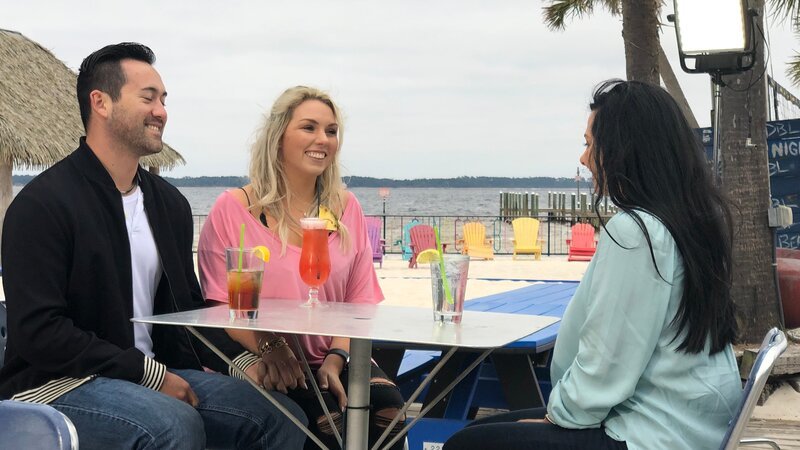 Contributors Stacie Wesley (C) and Tyler Wesley (L) share a laugh with their real estate agent Amanda Hurd (R) as they discuss what they’re looking for in a beach home in Pensacola as seen on HGTV’s Beachfront Bargain Hunt. – Bild: HGTV /​ Scripps