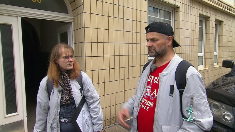 In Bremerhaven sind Jessica (38) und Olaf (53) ein letztes Mal in ihrer alten Wohnung, um die letzten Sachen zu packen. – Bild: RTLZWEI – Recht zum Abdruck/​Darstellung zeitlich/​sachlich beschränkt auf die Bewerbung der Sendung