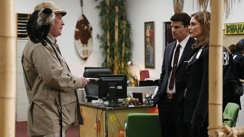 Brennan (Emily Deschanel, re.) und Booth (David Boreanaz, 2.v.re.) befragen den exzentrischen Autohändler Jim Delroy (Stoney Westmoreland). Hat er Informationen, die den Tod des Autoverkäufers Alex aufklären? – Bild: MG RTL D /​ Fox