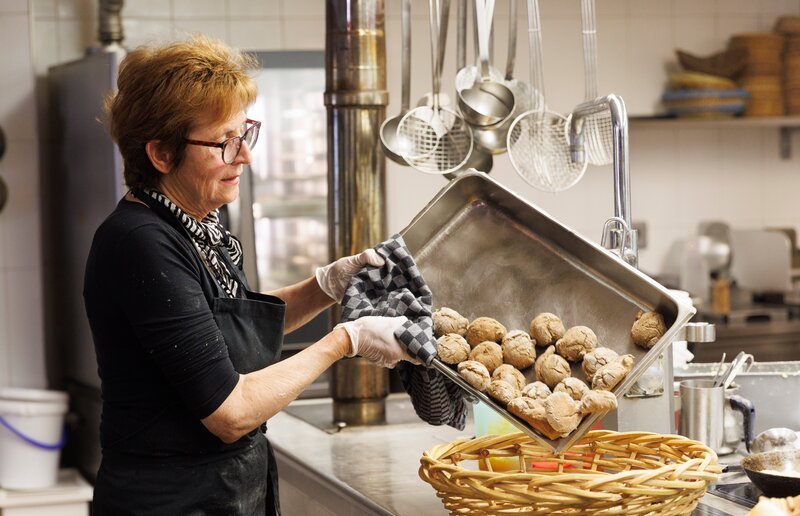 Marlene Skorianz beim Backen während ServusTV’s „Hotellegenden – Gipfelhaus Magdalensberg“, Magdalensberg, Kärnten, Österreich, am 09. Mai 2023. – Bild: ServusTV /​ Erwin Scheriau