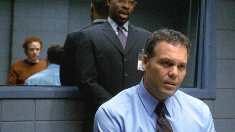 Verzweifelt suchen Goren (Vincent D’Onofrio, r.) und Carver (Courtney B. Vance, M.) nach der Wahrheit: Der Mordangeklagte Doug (Sean Dugan) ist Mitglied einer Sekte und hat nur ein Ziel – seinen Guru zu schützen. – Bild: TVNOW