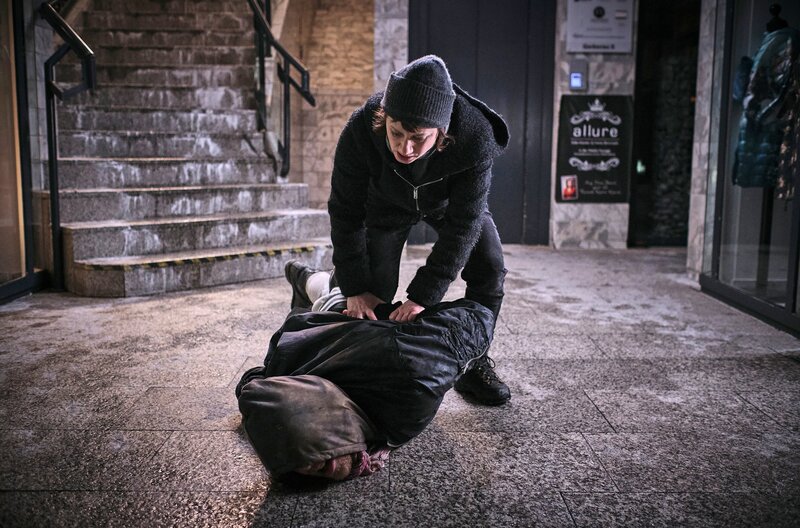 Franziska Tobler (Eva Löbau) hat den geheimnisvollen jungen Mann geschnappt. – Bild: SWR/​Benoit Linder