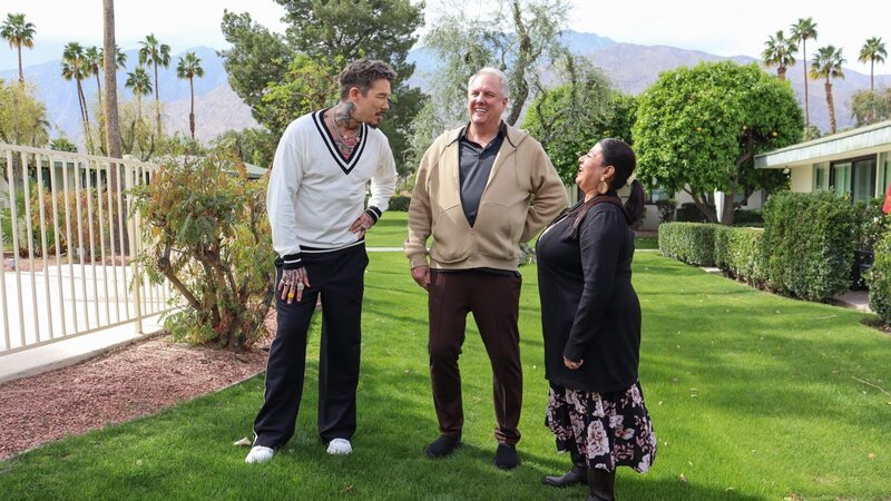 From left to right: Host David Bromstad, Steve Butkus, and Yvonne Butkus meet outside of House 2, Roadrunner Ridge, as seen on My Lottery Dream Home, Season 17. – Bild: Warner Bros. Discovery, Inc. or its subsidiaries and affiliates