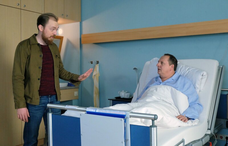 Robert Hubmann (Tino Mewes, li.) fordert von Dieter Kovalsky (Thomas Kügel, re.) eine Erklärung: Warum hat er ein Foto von Roberts Mutter und ihm als Baby in seiner Geldbörse? Die Antwort schockiert Robert. Dieter hatte vor langer Zeit eine Affäre mit Roberts Mutter und ist sein Vater. – Bild: MDR/​Sebastian Kiss