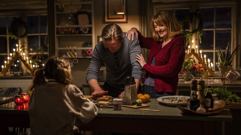 Rita (Selma Kjær Kuscu, vorne links) fragt ihre Eltern Martin (Henrik Vestergaard) und Malou (Julia Agnete Vang), wie sie sich ineinander verliebt haben. – Bild: BR/​TV 2 Denmark, Cosmo Film/​Per Arnesen