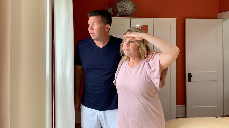 Contributors Kelly Faircloth (R) and Scott Faircloth (L) check out the views from the master bedroom of The Crown Jewel while touring the home as seen on HGTV’s Beachfront Bargain Hunt. – Bild: Discovery, Inc.
