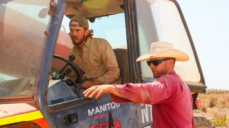 L-R: Tobi Macherey and Andrew Illingworth working at the Moline Mine in Australia, Northern Territory – Bild: Warner Bros. Discovery, Inc.