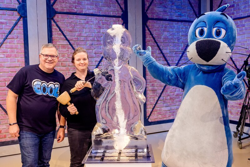 Echt eisig, heißt es heute! Der Eisbildhauerin Lea Diehl gelingen fragile Kunstwerke aus gefrorenem Wasser. – Bild: ZDF und Ruppografie – Nadine Rupp