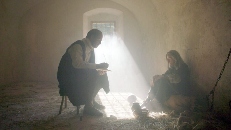 Nachstellung: Der Mathematiker Johannes Kepler besucht seine Mutter Katharina im Verlies. – Bild: RAN Film /​ ORF