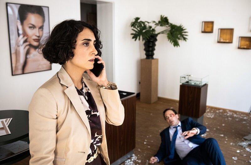 Hülya Ahmetoglu (Hicran Demir) ruft die Polizei. Das Juweliergeschäft wurde überfallen. André Fischer (Sascha Tschorn) liegt verletzt am Boden. – Bild: ARD/​Martin Valentin Menke