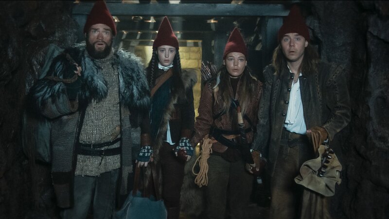 Von links: Grot (Esben Dalgaard Andersen), Tinka (Josephine Chavarria Højbjerg), Falke (Viilbjørk Malling Agger) und Birk (Jakob Femerling). – Bild: BR/​TV 2 Denmark/​Per Arnesen