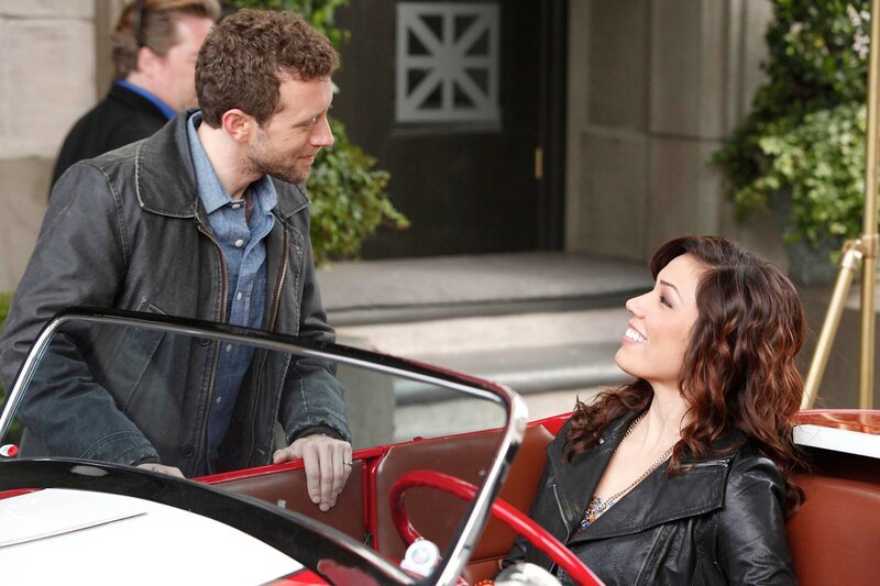 Hodgins (TJ Thyne, L) and Angela (Michaela Conlin, R) make an important decision in the BONES season finale episode. – Bild: Fox Broadcasting Co.