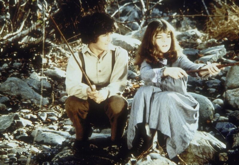 Sylvia Webb (Olivia Barash, r.) trifft sich heimlich mit ihrem Freund Albert Ingalls (Matthew Laborteaux, l.). Ihr Vater ist gegen die Beziehung. – Bild: Sat.1 Gold