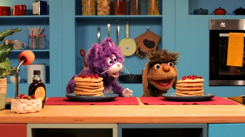 Moppi hat für sich und MiWau einen riesigen Teller Mega Fluffis zubereitet. – Bild: rbb/​Anderthalb