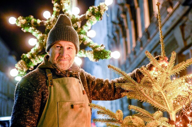 Der Weihnachtsbaumverkäufer (Roland Düringer) profitiert davon, dass seine gestressten Kunden ihren Baum nur in letzter Minute besorgen können. – Bild: ORF/​Fabio Eppensteiner