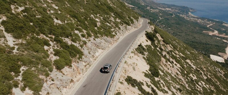 Blick auf die albanische Küstenlandschaft – Bild: FOUR GUYS Film Distribution