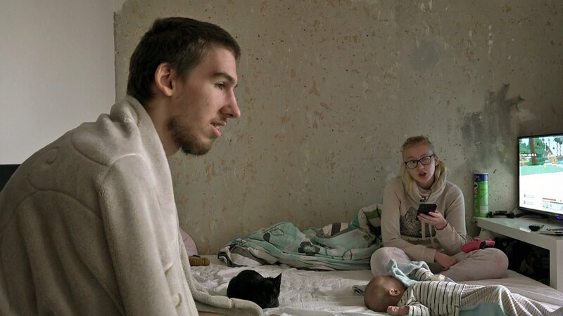 Jasmin und Maik planen voller Vorfreude den nächsten großen Schritt: Das Paar möchte sich das „Ja-Wort“ geben. – Bild: RTLZWEI