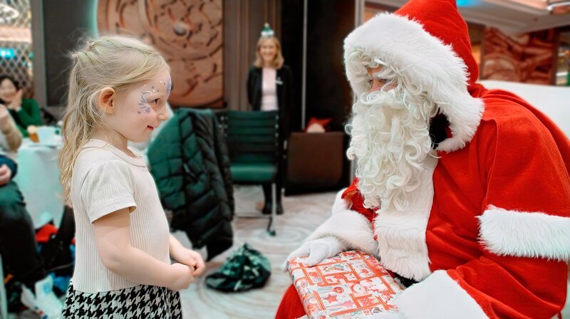 Wenn Kinderaugen leuchten: „Das ist mehr als ein Job“, sagt Detlef Grandt (69) über seine Einsätze als Weihnachtsmann. – Bild: NDR/​Walrus Film