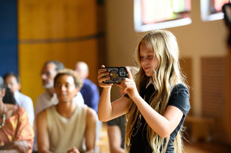 Sunny (Leni-Sofie Rocek, rechts) wollte die Aufführung lieber filmen als mit auf der Bühne zu stehen. Das Publikum (u.a. Toms Bruder Ben (Noel Okwanga, 2. von rechts) wartet gespannt, dass es endlich losgeht. – Bild: ZDF/​ Justus Lemm