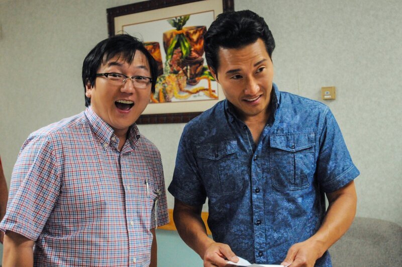 Während Kono versucht, ihre Unschuld zu beweisen, muss das Team um Chin (Daniel Dae Kim, r.) und Max (Masi Oka, l.) einen neuen Fall lösen … – Bild: 2013 CBS Broadcasting, Inc. All Rights Reserved. Lizenzbild frei