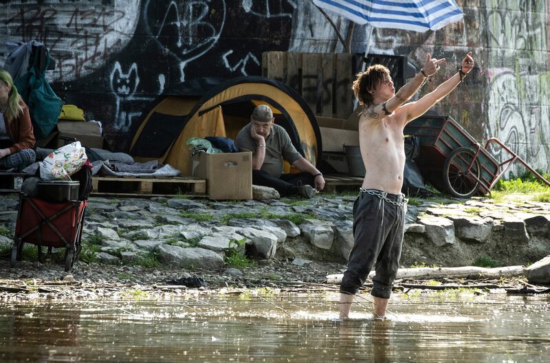 Junkie Keule (Simon Steinhorst, r. mit KomparsInnen), wird verdächtigt, den Obdachlosen „Hacki“ getötet zu haben. – Bild: ARD/​Martin Valentin Menke