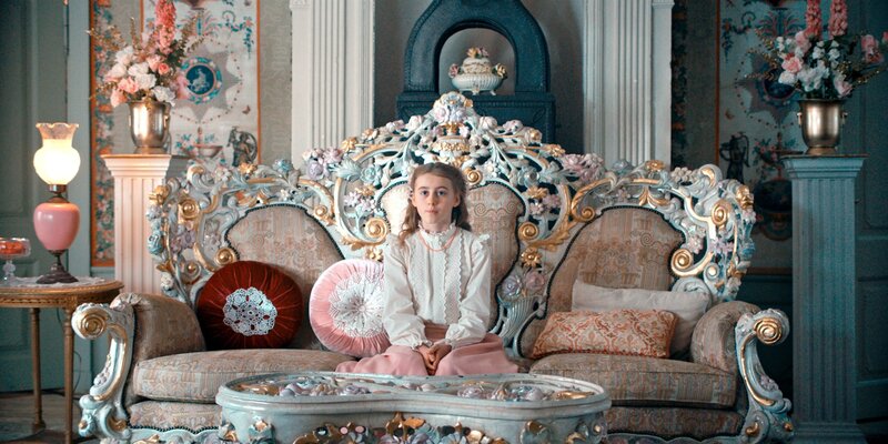 Constance in der neuen Wohnung der Adoptiveltern. – Bild: WDR/​Odd Reinhardt Nicolaysen/​Magnus Flåto/​Monster