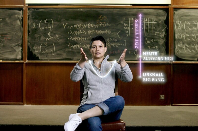 Physikerin Venus Keus beschreibt die bisherige Ausdehnung des Universums. – Bild: BR/​ARTE