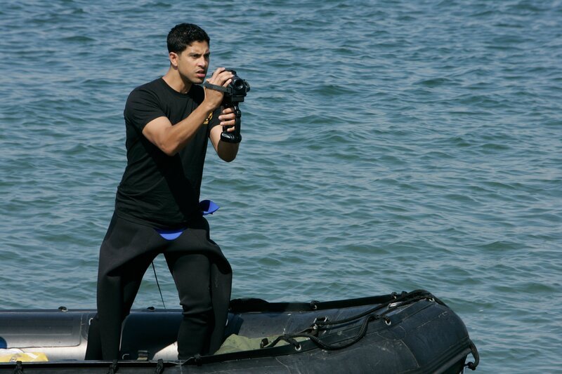 Eric (Adam Rodriguez) sucht in der Bucht, in der die Frauenleiche gefunden wurde, nach Hinweisen auf den Mörder. – Bild: CBS BROADCASTING INC. ALL RIGHTS RESERVED