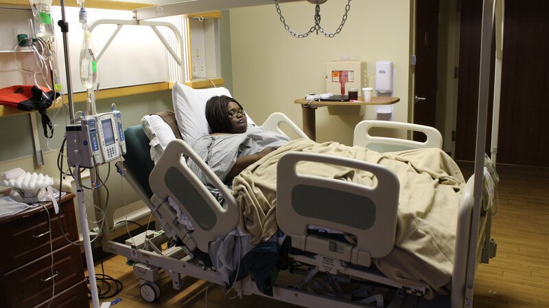 Liz recovering in the hospital. – Bild: TLC /​ Discovery Communications