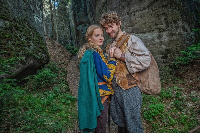 Die Prinzessin (Simona Kollárová) und der blinde Schmied (Richard Autner) – Bild: KiKA/Česká televize/Mikuláš Křepelka Die Prinzessin (Simona Kollárová) und der blinde Schmied (Richard Autner) – Bild: KiKA/Česká televize/Mikuláš Křepelka