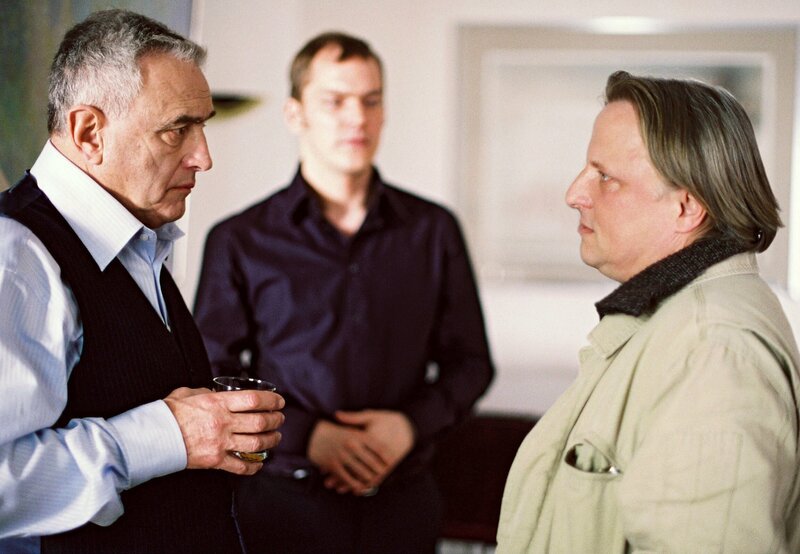 Prof. Walters Stielickes (Michael Degen) ältester Sohn Raimund galt als vermisst; Prof. reagiert gefasst auf Nachricht seines Todes. – Bild: WDR/​Michael Böhme