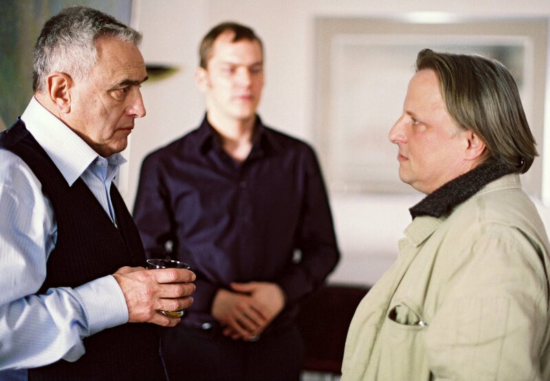 Prof. Walters Stielickes (Michael Degen) ältester Sohn Raimund galt als vermisst; Prof. reagiert gefasst auf Nachricht seines Todes. – Bild: WDR/​Michael Böhme