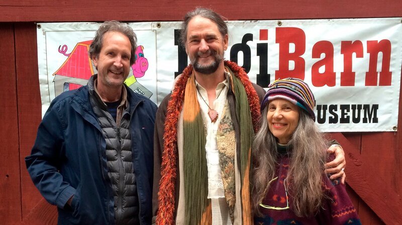 v.l.n.r. Daniel Kottke (erster „Apple“-Mitarbeiter), Dr. Bruce Damer (Gründer des DigiBarn-Computermuseums) und Galen Brandt (Videokünstlerin). – Bild: WDR/​Jan Tenhaven