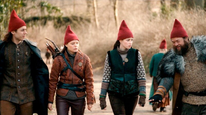 Die vier Königskandidaten (von links): Birk (Jakob Femerling), Falke (Viilbjørk Malling Agger), Tinka (Josephine Chavarria Højbjerg) und Grot (Esben Dalgaard Andersen) vor der letzten Prüfung. – Bild: BR/​TV 2 Denmark