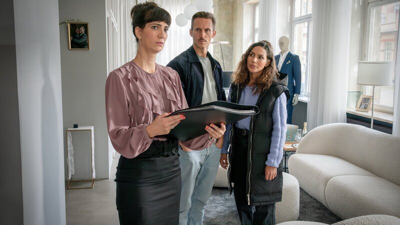 Tereza Novotny (Joanna Kitzl, l.) führt gemeinsam mit dem Mordopfer eine Hochzeitsagentur. Vor Kurzem gab es Streit, der wohl versöhnlich endete. Moritz Brenner (Johannes Hendrik Langer, M.) und Kim Nowak (Amy Mußul, r.) sind skeptisch. – Bild: ZDF und Steffen Junghans