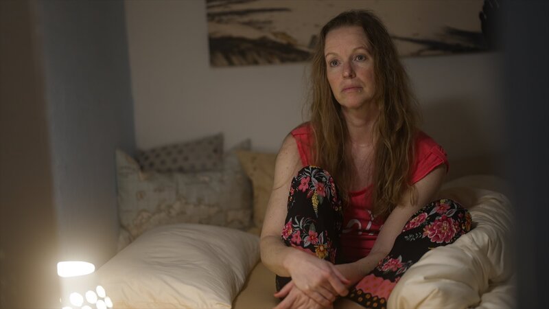 Im Moment leidet Caroline am meisten unter nächtlichen Hitzewallungen. Ein Mittel dagegen sucht sie noch. – Bild: ZDF und Jasper Engel