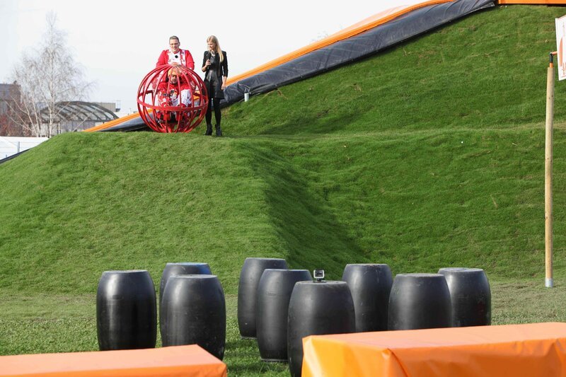Ambitionierte Kerle, wagemutige Frauen, crashreiche Actionspiele: In der Physical-Game-Show "Crash Games - jeder Sturz zählt!" stellen sich drei Duos in selbst entworfenen Kampf-Outfits fünf kniffligen Hindernissen: (v.l.n.r.) Patrick & Mirko aus dem Team "De Kölsche Jungs" und Miriam Rickli ... – Bild: ProSieben / Frank Hempel Eigenproduktionsbild frei Ambitionierte Kerle, wagemutige Frauen, crashreiche Actionspiele: In der Physical-Game-Show "Crash Games - jeder Sturz zählt!" stellen sich drei Duos in selbst entworfenen Kampf-Outfits fünf kniffligen Hindernissen: (v.l.n.r.) Patrick & Mirko aus dem Team "De Kölsche Jungs" und Miriam Rickli ... – Bild: ProSieben / Frank Hempel Eigenproduktionsbild frei