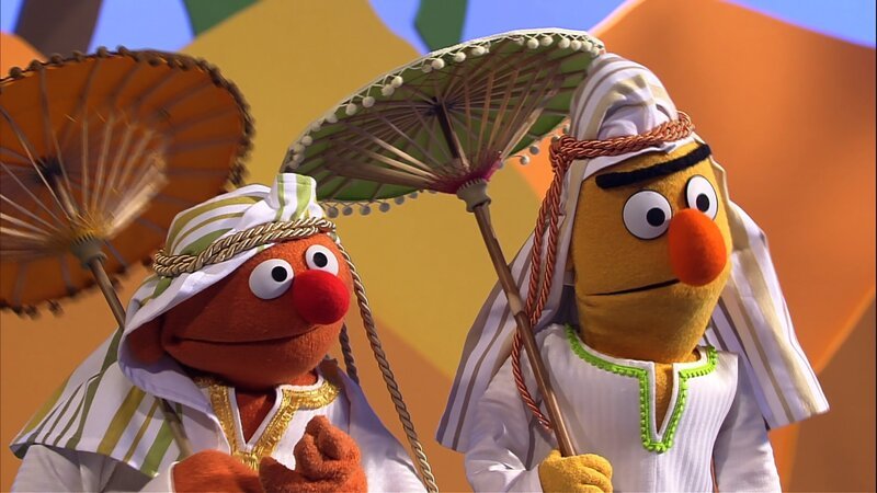 Ernie und Bert sind unterwegs. – Bild: NDR