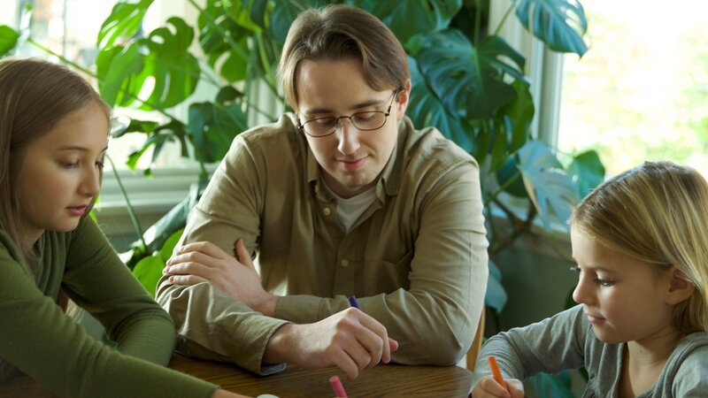 Larry helping Kendra and Alysha do homework. – Bild: Discovery Communications/​Bob Blankemeier