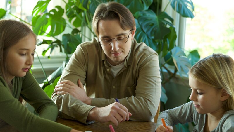 Larry helping Kendra and Alysha do homework. – Bild: Discovery Communications/​Bob Blankemeier