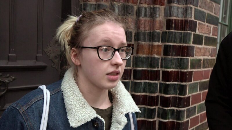 Jasmin und Maik planen endlich ihre Hochzeit. Der Termin beim Standesamt steht. – Bild: RTL Zwei