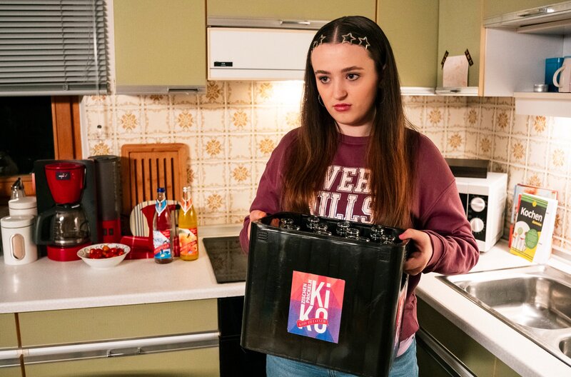 Maja (Godiva Adela) kommt die Idee, dass sie sich mit dem Pfanderlös ein neues Top kaufen könnte. – Bild: BR/​Lena Semmelroggen