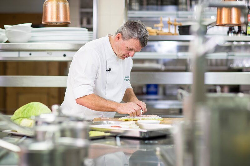 Der „Alpensushimeister“ Stefan Egger bei der Zubereitung – Bild: ServusTV /​ Neumayr /​ Leo