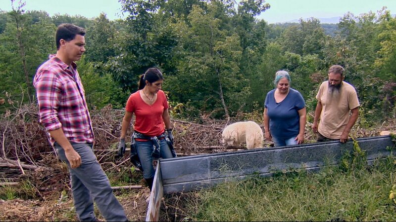 Anita (2.v.l.) and Ken Corsini (l.) with the owners of the homestead. – Bild: Discovery, Inc.