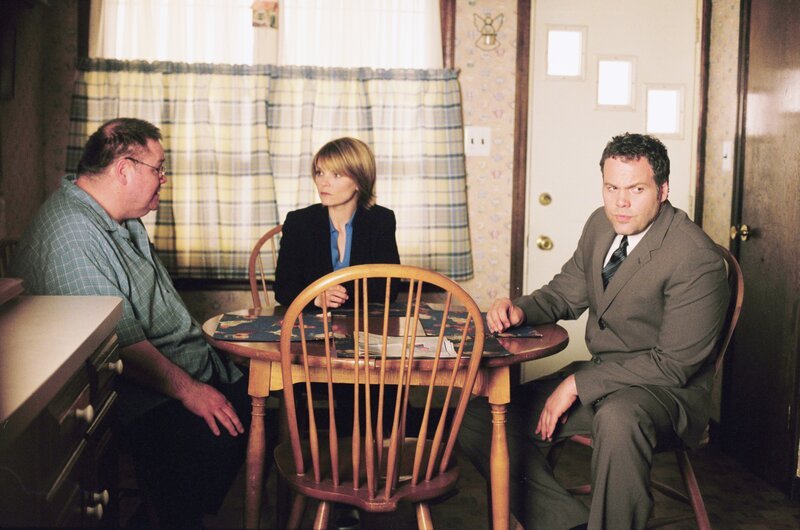 Eames (Kathryn Erbe) und Goren (Vincent D’Onofrio, r.) befragen Damon Tyler (David Lenthall). Er hat die Asche seiner verstorbenen Frau auch Monate nach der Einäscherung noch nicht bekommen. – Bild: VOX