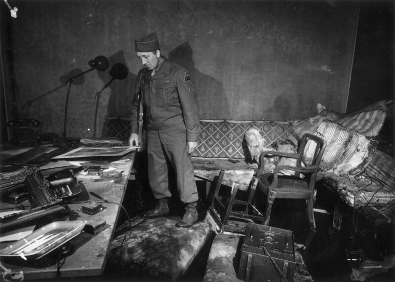 Nach Kriegsende besichtigen amerikanische Soldaten im Zentrum Berlins den Bunker der ehemaligen Reichskanzlei. Hier, unter meterdickem Stahlbeton, verbrachten Adolf Hitler und sein Gefolge ihre letzten Tage. – Bild: Hulton Archive /​ Haacker /​ ZDF