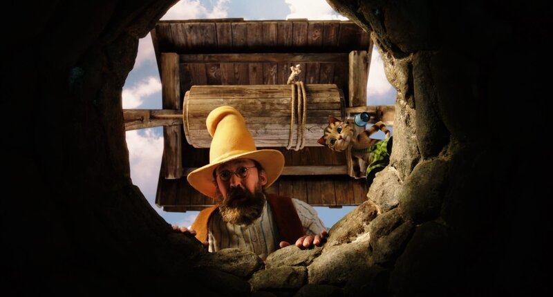 Pettersson (Ulrich Noethen) und Findus (Stimme: Roxana Samadi) suchen den Schlüssel für den Tischlerschuppen. – Bild: ZDF und Mathias Neumann